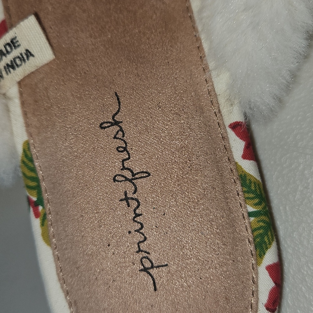 Print Fresh Never Been Worn Women's Slippers - White and Red And Green Size 10 - Picture 2 of 7